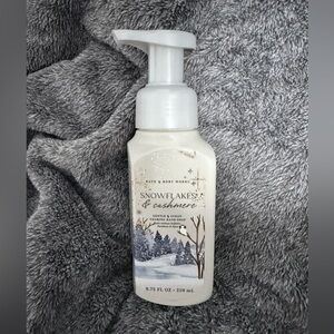 Bath & Body Works Snowflakes & Cashmere Foaming Hand Soap - White & Gray